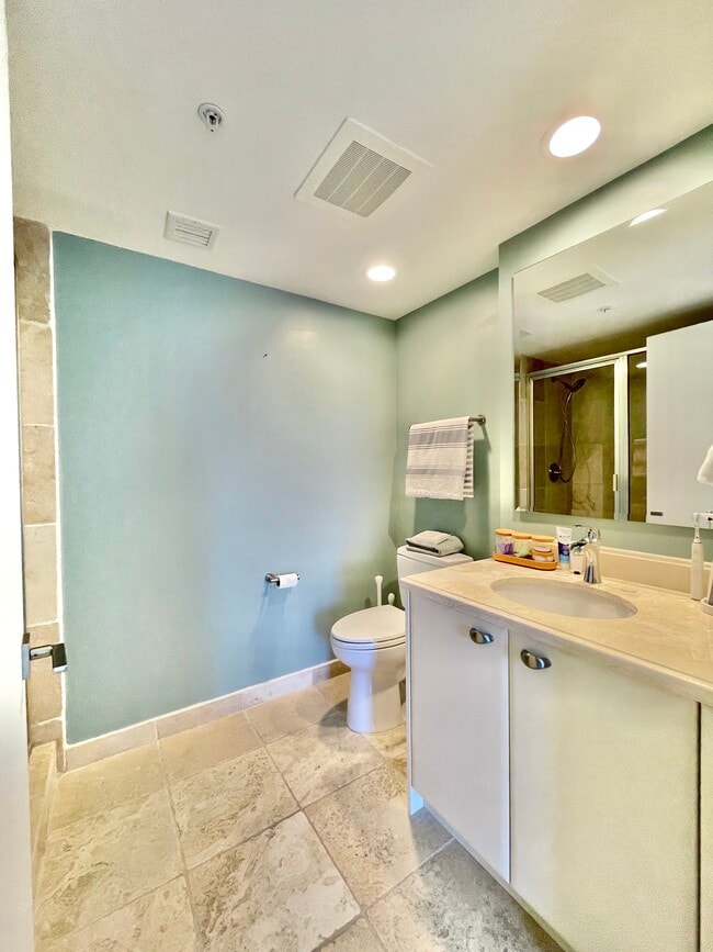 Guest Bath #3 - 333 Las Olas Way