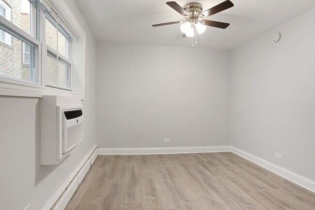 Building Photo - 7606 N Eastlake Terrace