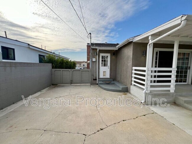 Building Photo - 6531 W 85th St
