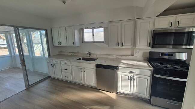 Building Photo - 3417 Jewett Ave