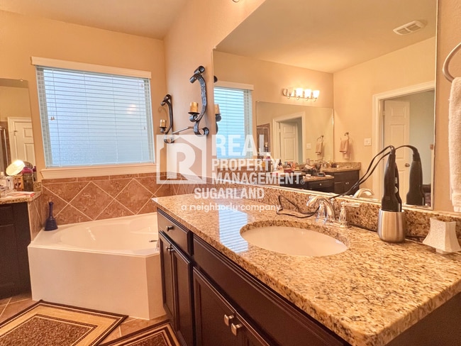 Building Photo - Stunning 5-Bedroom, 4.5-Bath Home for Rent in Richmond, TX