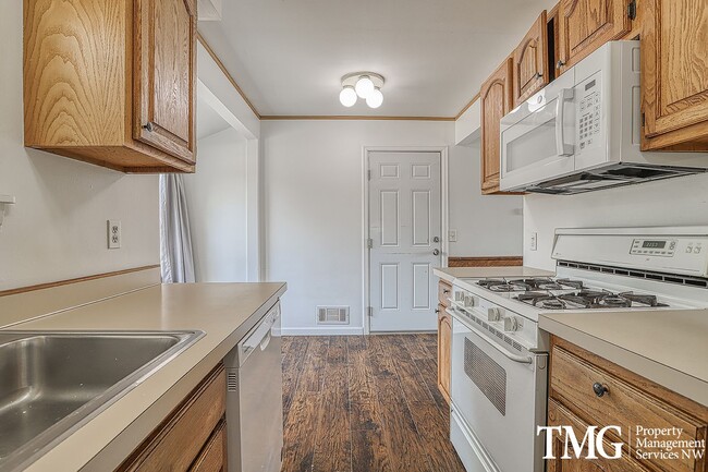 Building Photo - Single-Level 2 Bedroom Home with A/C & Large Backyard