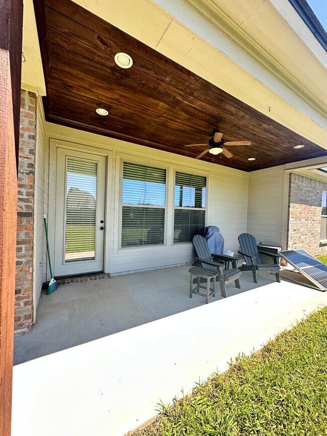 Building Photo - Gated community with community POOL!!!!