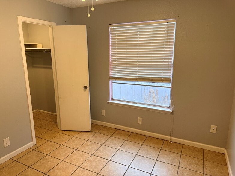 Building Photo - 2 Star Cir