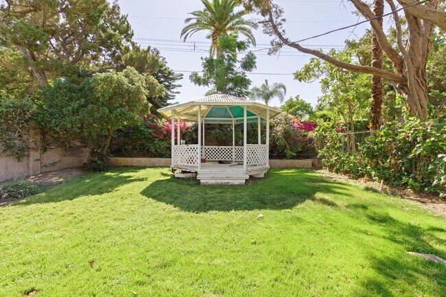 Building Photo - Welcome to this Beautiful Ranch-Style Home...