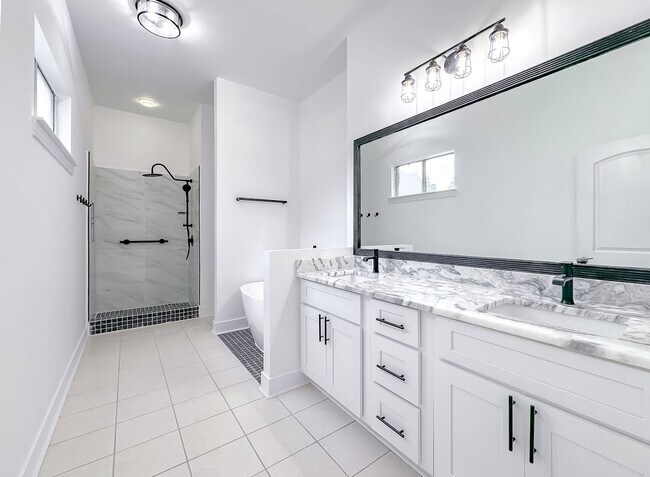 Building Photo - 4 BEDROOM 2.5 BATHROOM HOME IN OX-BOTTOM M...