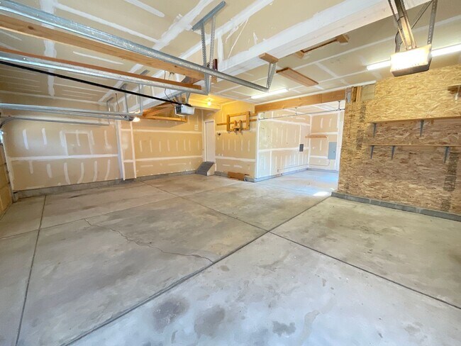 Building Photo - 6 Bedroom Home Available Near North Gate B...