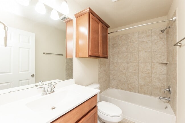 Building Photo - 16915 Sedum Grn