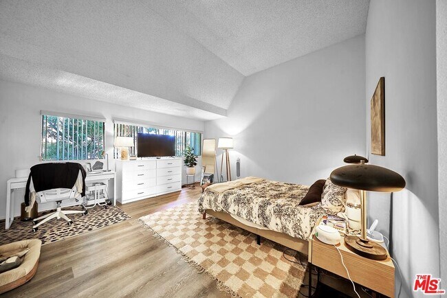 Building Photo - 421 S Van Ness Ave