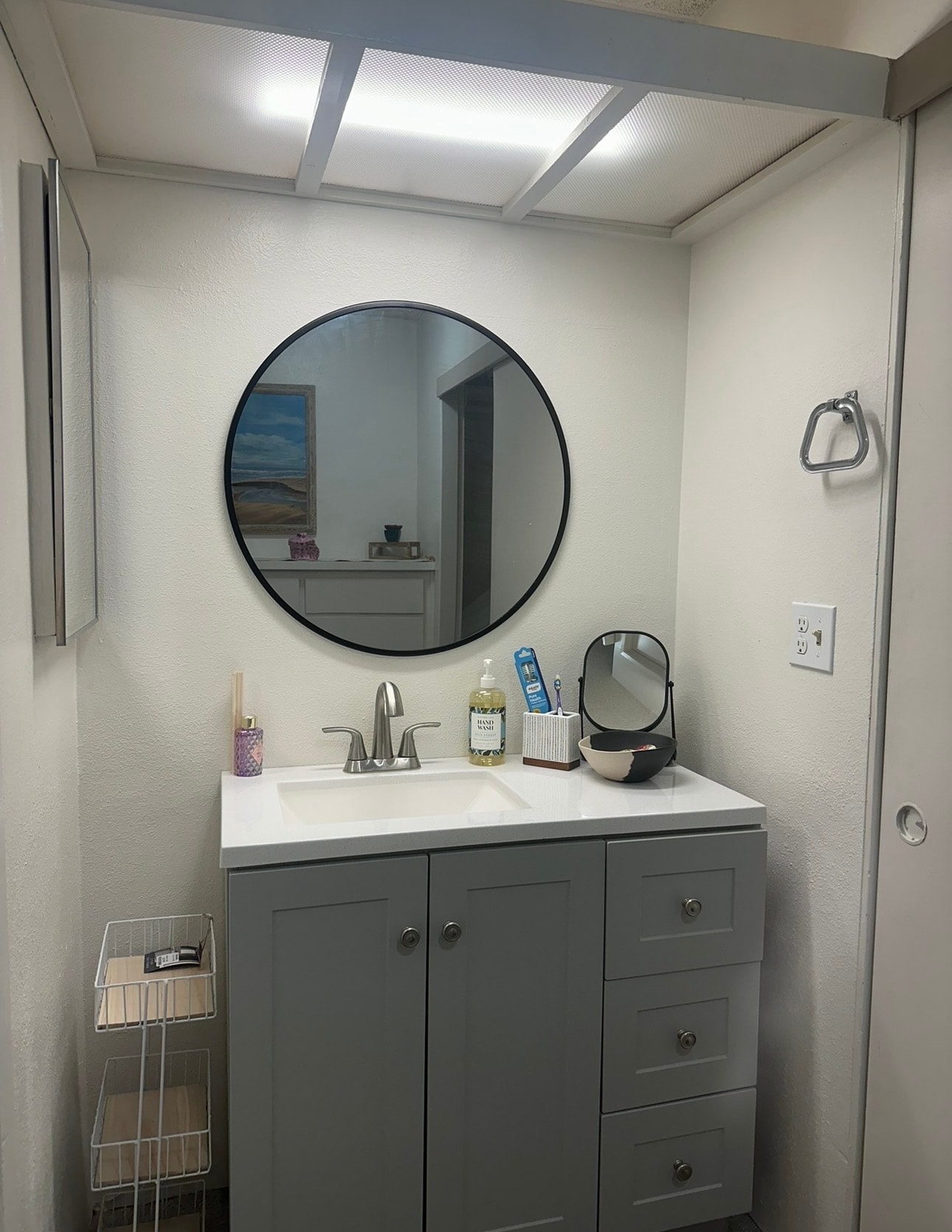 Changing room and vanity - 3238 Ashford St