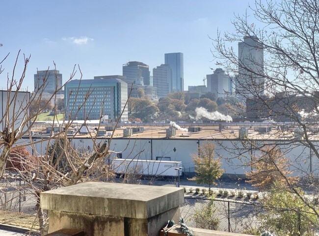 Building Photo - 2 BEDROOM 2.5 BATH TOWNHOME WITH DOWNTOWN ...