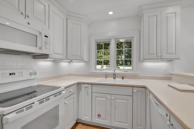 Building Photo - One level living in the heart of Brentwood