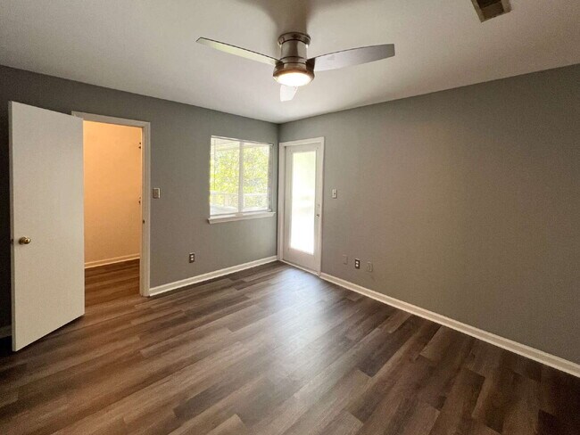 Building Photo - Freshly Updated Condo!
