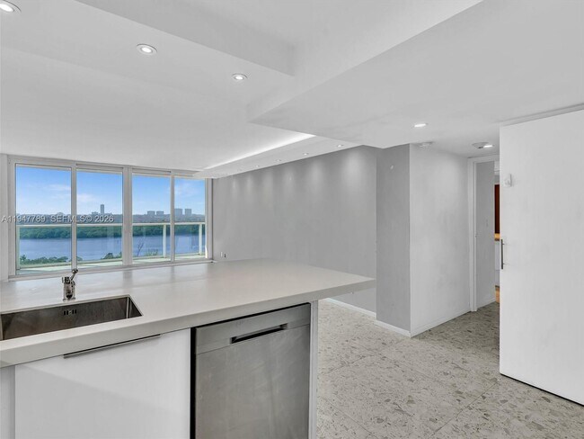 Building Photo - 100 Bayview Dr