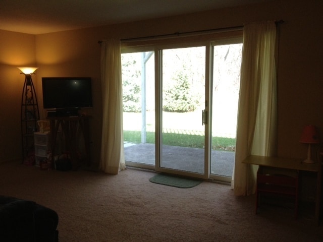 Building Photo - Nice End Unit town home in a small neighbo...