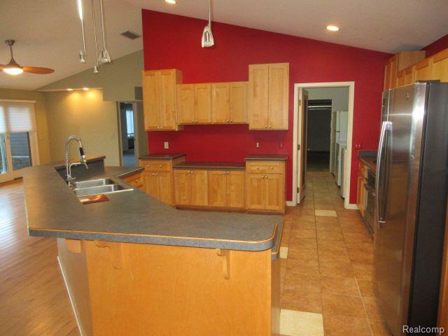 Building Photo - 4870 Lakeview Blvd