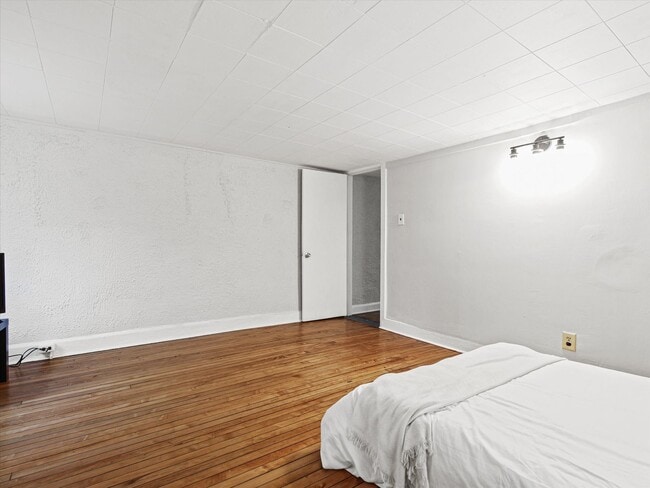 Building Photo - Updated 3 Bed / 1 Bath Duplex — Lower East Side Milwaukee