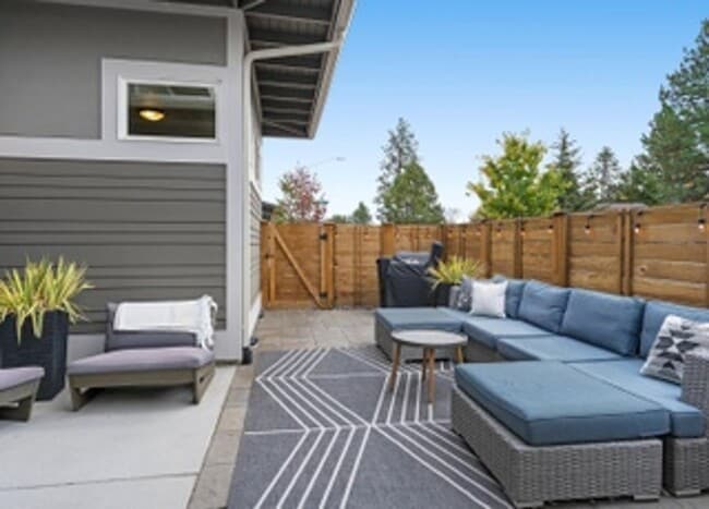 Building Photo - Beautiful Mid-Century Modern Home with lot...