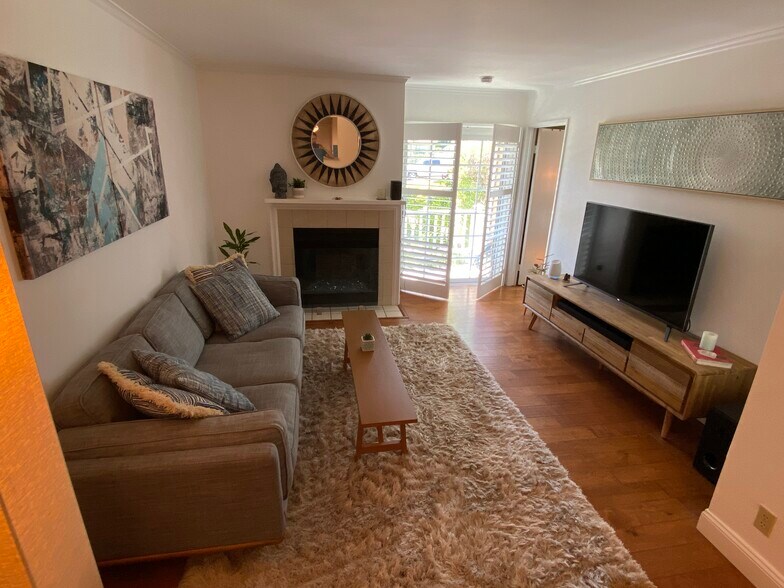 Living room when it was staged (2023) - 6638 Clybourn Ave