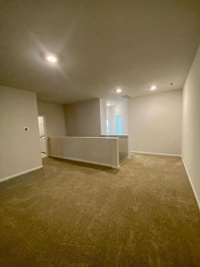 Building Photo - Beautiful 3BR/2.5BA Townhouse; Easy Access to I485 and Uptown