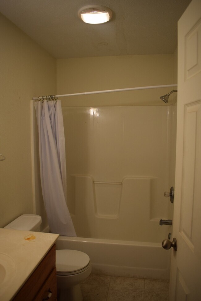 Building Photo - Spacious 3 bedroom, 2.5 bathroom duplex!
