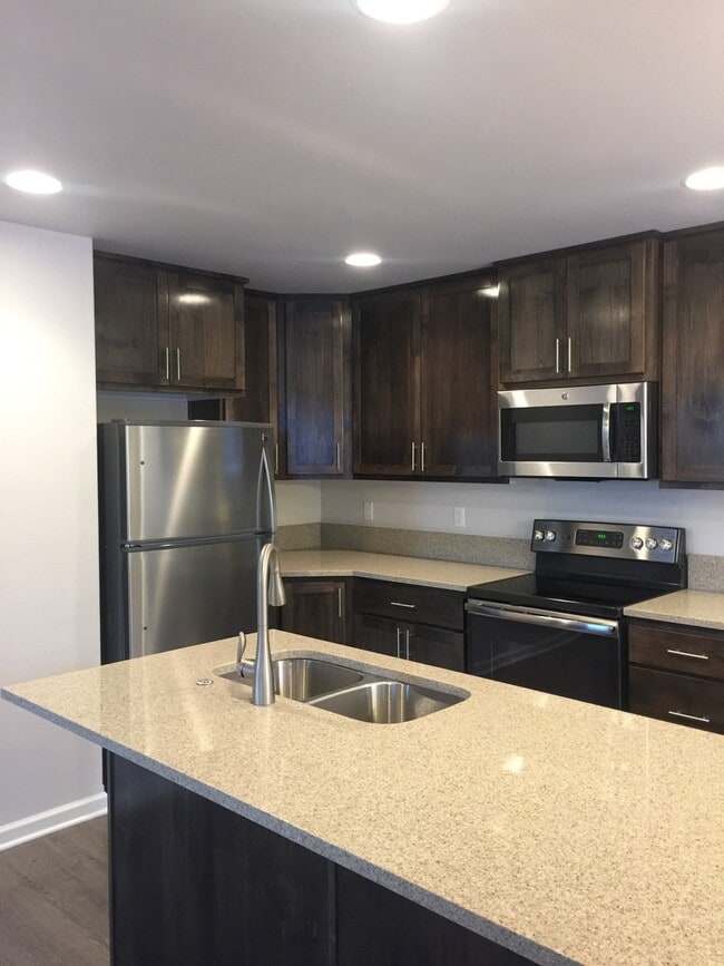 Building Photo - SE New Townhouse, 3 Bedrooms, 2 1/2 Baths,...