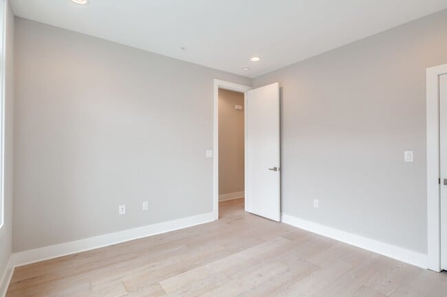 Building Photo - Northern Liberties Townhome with Parking