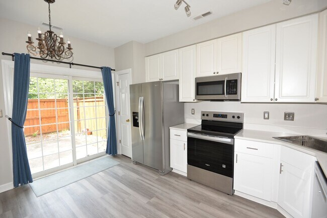 Building Photo - 2 Bedroom Townhome in Cypress Point North