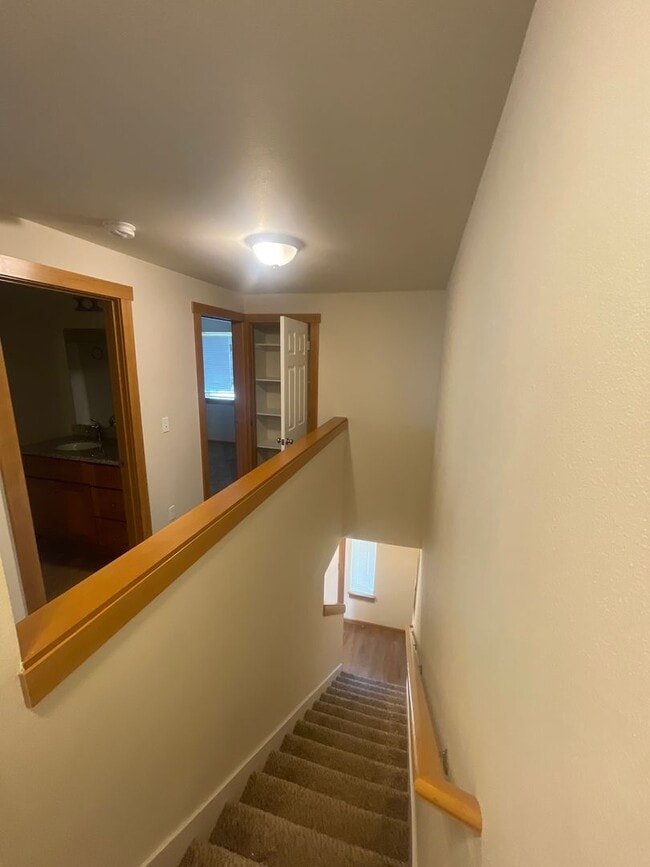 Building Photo - 2 Bedroom in Lebanon with Garage and backy...