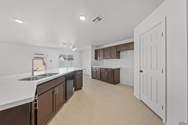 Building Photo - 7272 E 45th St