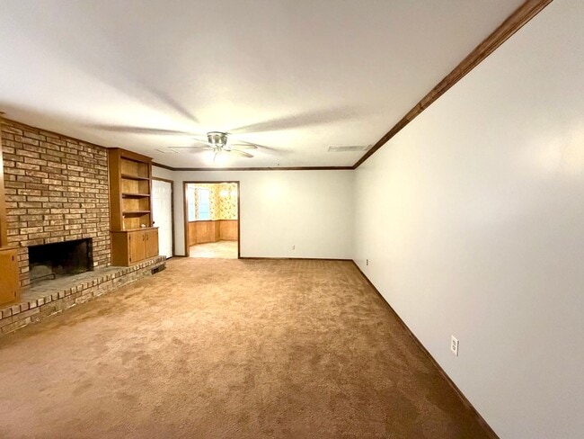 Building Photo - Impressive 5 Bedrooms & 3 full Bathroom Home