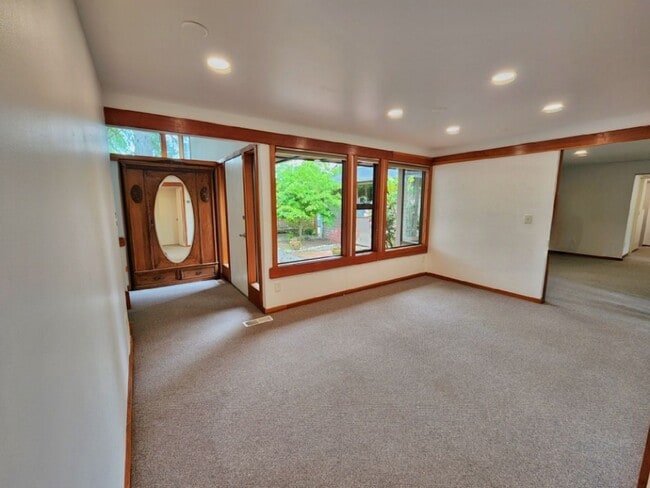 Building Photo - Beautiful 4 Bed 1.75 Bath Home Near Microsoft