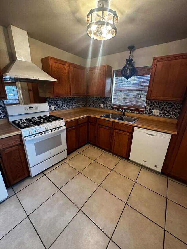 Building Photo - Great Location - Wood Floors