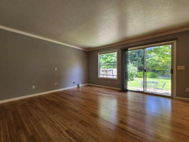 Building Photo - Spacious 4 Bed / 3 Bath Windsor Home