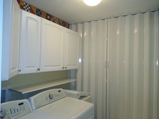 Building Photo - HUGE 3 Bedroom 3 Bath Home in Gated Community