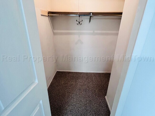 Building Photo - Charming 2 bedroom 1-bathroom Duplex unit features a prime location