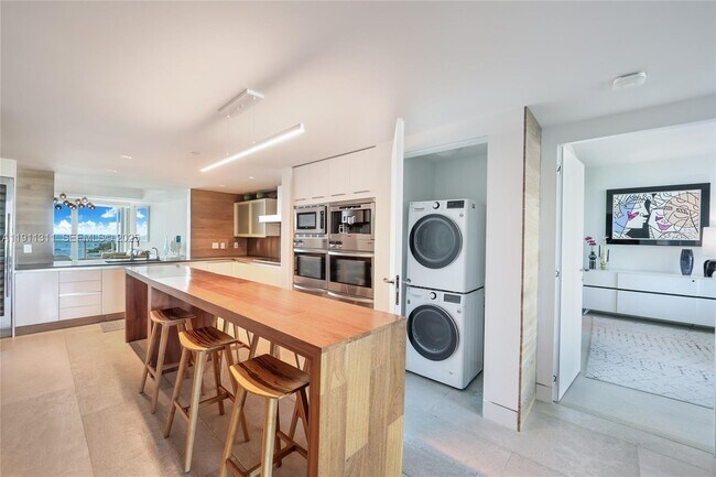 Building Photo - 2627 S Bayshore Dr