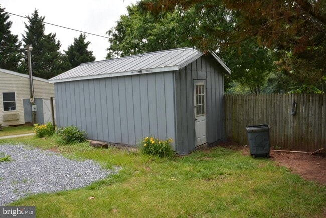 Building Photo - 1006 Circle Dr