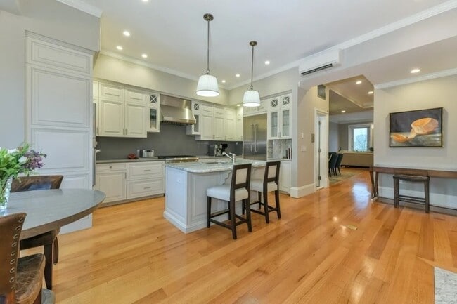 Primary Photo - 216 Beacon St