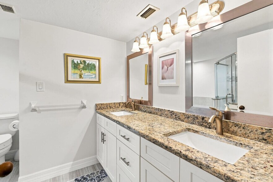 Building Photo - 15120 Ports of Iona Dr