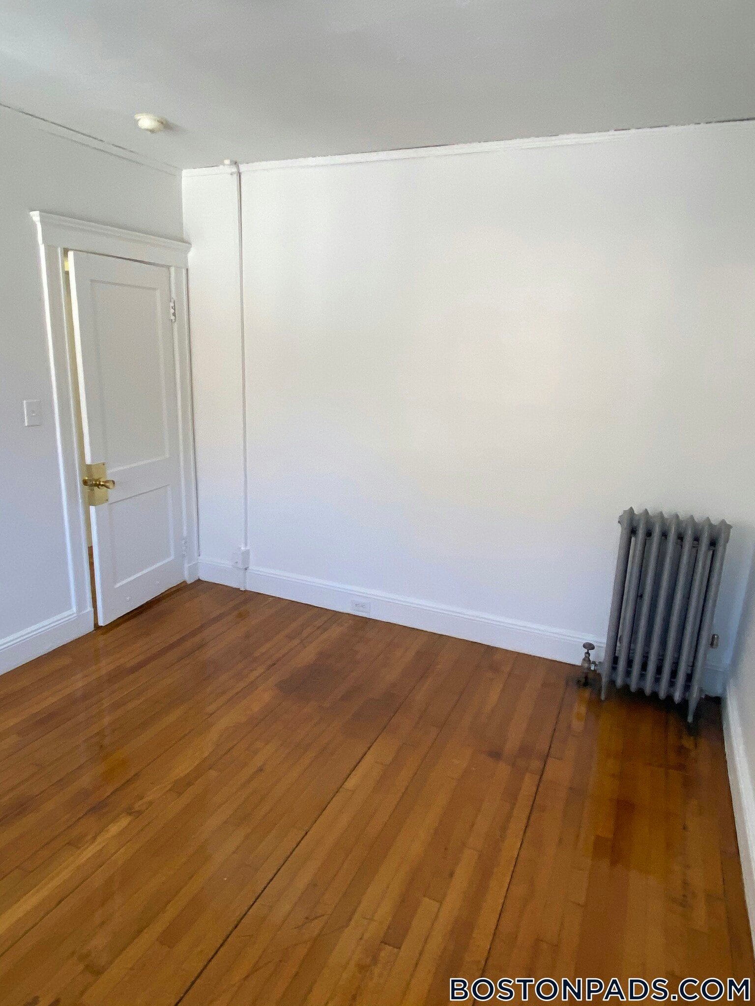 Building Photo - 121 Park Dr