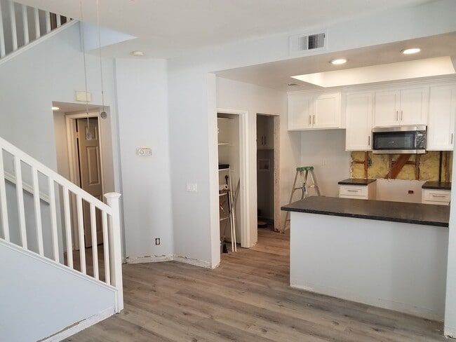 Building Photo - Nicely Renovated Home in Gated Community -...