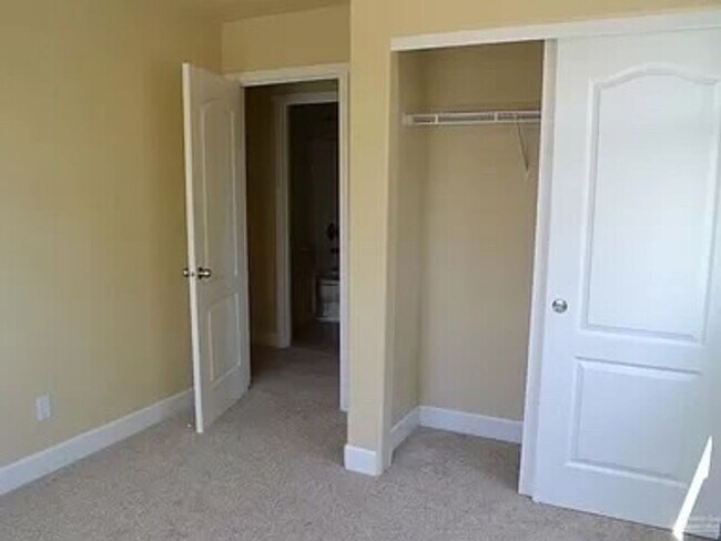 Building Photo - 3 Bed 2.5 Bath Home in desirable location!