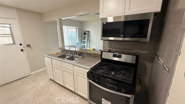 Building Photo - 823 E 75th St