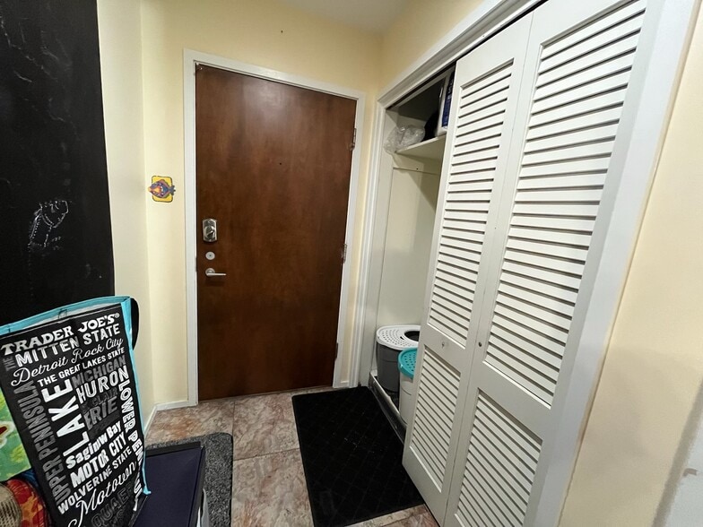 Building Photo - 921 E Huron St