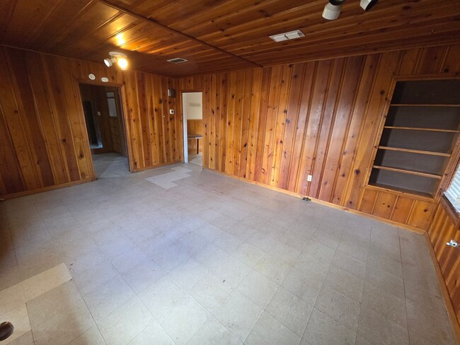 Building Photo - 3 Bedroom 1950's Home with Large Fenced Yard Available 1/12/26