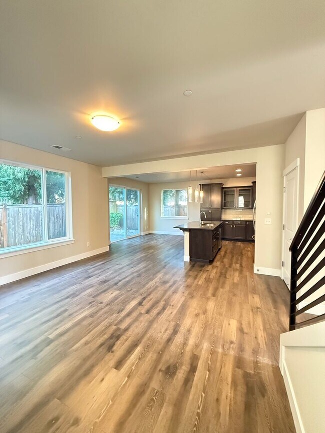 Building Photo - Modern 4 Bed, 3.5 Bath Lynnwood Home – Pri...