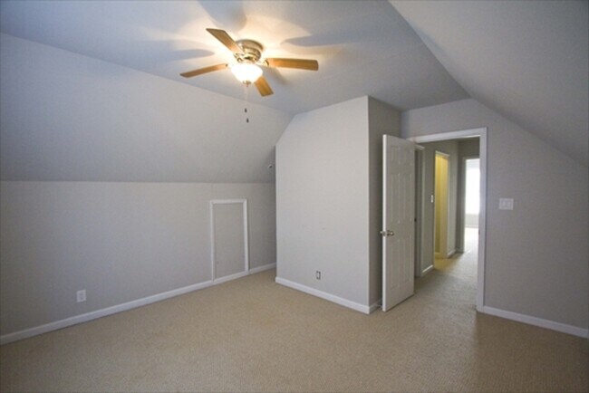 Building Photo - 385 Louise Ln