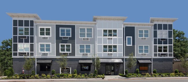 Primary Photo - North Washington Square @ Hickory: In-Unit Washer & Dryer, Cold Water, Fitness Center, Sauna, Bar...