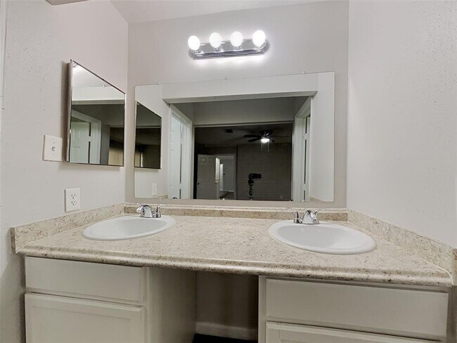 Building Photo - 2806 W Birchdale Dr